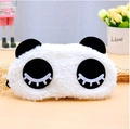 Dettaglio della simpatica maschera da notte a forma di panda in morbido peluche - Ciglia Incurvate