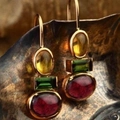 Boucles d'oreilles vintage en or avec pierres ambrées, vertes et rouges suspendues - Combinaison Pierre Tricolore