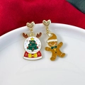 Details von asymmetrischen Weihnachtsbaum-Schneekugel und Lebkuchenmann-Ohrringen - Herz Rentier & Lebkuchenmann