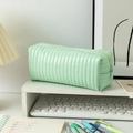 Dettaglio dell'astuccio in pelle PU plissettata verde menta su una scrivania bianca - Grande Capacità / verde chiaro