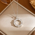 Collana con ciondolo a ciambella d'argento e zirconi scintillanti su confezione regalo - Donut / Argento