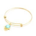 Verstellbares goldenes Hamsa-Hand-Armband mit einem funkelnden hellblauen Kristallstein - Gold Hamsa Hand Aquablauer Stein Stil (KB63328-Z) / Gold Aquablau