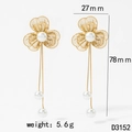 Detalle de pendientes de flor dorada con borlas de perlas y medidas de 78mm por 27mm - Dorado (D3152)