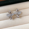 Eleganti orecchini a lobo a fiore in argento con zirconi in una scatola per gioielli. - Stile Fiore a Quattro Petali Asimmetrico (HE31098) / Argento