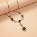 Détail du collier vintage en argent avec cristal goutte vert et chaîne zircone - Collier / Vert