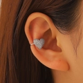 Zilveren hart oormanchet met witte zirkonen voor oren zonder gaatjes in minimalistische stijl - Pavé gezette zirkonia hart (WG-1094) / Zilver