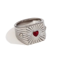 Anello in acciaio argento con gemma a cuore rosso e incisione a raggiera su faccia quadra - Argento Rosso-Misura 6