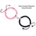 Detail des herzförmigen Magnetverschlusses am Paar-Armband aus Naturstein in Rosa-Schwarz - Rosenquarz Und Matte Stein