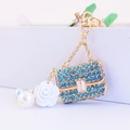 Porte-clés doré avec sac à main en strass bleus, rose blanche et perles de luxe - Bleu