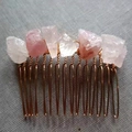 Detail van handgemaakte haarkam met ruwe roze en heldere natuurlijke kristallen - Rozenkwarts Gouden Kam