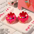 Makroaufnahme von Cupcake-Anhänger aus Harz mit cremiger Textur und 1,7cm Abmessungen - Rosarot