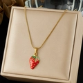 Pendentif fraise mignon en émail rouge sur chaîne dorée avec boîte à bijoux - Collier Pendentif Feuille de Fraise Émaillé Rouge (N4127)