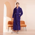 Accappatoio lungo in pile corallo viola scuro da uomo con collo a scialle e cintura - M / Viola