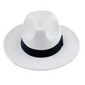 Détail du chapeau fedora blanc avec ruban noir et large bord plat de style classique - Blanc avec bande noire