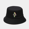 Dettaglio di un cappello da pescatore nero in cotone con ricamo di fungo colorato - 56-58cm / Fungo da Sogno Nero