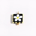 Détail du pendentif carré noir à fleur blanche avec boucles en métal plaqué or - Base Noire Fleur Blanche Points Jaunes (Style 2)