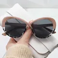 Occhiali da sole cat-eye bicolore rosa e tartarugati con custodia in pelle bianca - Montatura Sfumata Rosa Tartarugato Lenti Grigie