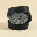 Close-up van zwarte kunstlederen riem met bloemig gegraveerde zilveren metalen gesp - Stijl 19692 / Klein (101cm) / Zilver Zwart