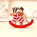 Weihnachtlicher Schaukel-Rentier aus Holz mit rot-weißem Strickschal Deko - Schneemann / Groß