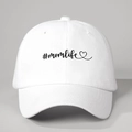 Weiße Baumwoll-Basecap mit schwarzer #momlife Bestickung und verstellbarem Riemen - Einheitsgröße / Weiß