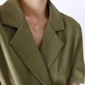 Goldene Sonnen- und Mond-Medaillon-Kette an Model in olivgrünem Blazer - Gold (P302-Goldene Halskette)