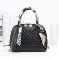 Schwarze Muschel-Handtasche mit Blumendruck, Seidentuch-Griff und goldener Kettenriemen - Schwarz