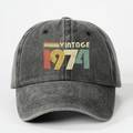 Vista dettagliata del cappellino da baseball lavato Vintage 1974 con grafica retrò anni '70 - Taglia unica / Nero