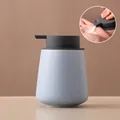 Dosatore di sapone in ceramica azzurro con trama in pietra e pompa grigio scuro - Arrotondato / Azzurro con pompa grigia