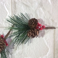 Dettaglio di aghi di pino natalizi con pigne naturali e bacche rosse per decorazioni - Stile Ago di Pino Bacca Rossa / Circa 8cm di Lunghezza