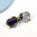 Dettaglio occhiali da sole a cuore verdi glitterati con lenti sfumate scure - Verde Scuro