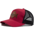Cappello da pesca trucker rosso vino e nero con toppa in pelle di squalo sul davanti - Rosso