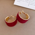 Dettaglio di orecchini a petalo rosso floccato con nappe dorate e finitura vintage - 3# Perno in Argento Rosso Tondo Cerchio Floccato