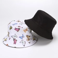 Detalle de sombreros de pescador de algodón en blanco y negro con bordado de mariposa - Patrón de Mariposa