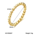 Detail van gouden kralenring van titaniumstaal met kralen van 2,0 mm en diameter van 22 mm - US 6 / Gouden kralenstijl (HC-R30007)