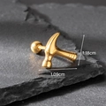 Detalle de pendiente martillo dorado sobre pizarra con medidas 1,18 cm y 1,09 cm - Dorado