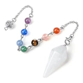 Detail van een bergkristal pendel met zeven gekleurde chakra-kralen aan een zilveren ketting - Bergkristal