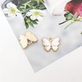Ciondolo a farfalla in lega dorata con smalto bianco mostrato di fronte e sul retro - Farfalla / 13x10.5mm