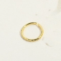 Gros plan d'une bague minimaliste dorée présentant des motifs texturés complexes - Bague Ouverte Zirconia Blanc (JZ0458-2) / Doré