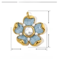 Vue détaillée du pendentif fleur en émail bleu clair avec des perles blanches en ABS - YE256-Pendentif Fleur Perle Bleu