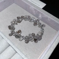 Pulsera plateada con colgantes de gota concéntricos en caja de terciopelo gris - Pulsera / Plateado