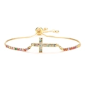 Bracciale a catena dorata con ciondolo a croce in zirconi arcobaleno e chiusura a scorrimento - Stile Croce (CB00228CX)