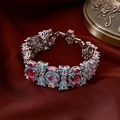 Détail d'un bracelet vintage argenté avec pierres ovales rouges et roses sur de la soie - Bracelet - Argent/Rose/Bleu/Rouge Rose