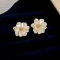 Orecchini a perno a fiore in resina bianca con petali perlati e perline dorate - Orecchini a bottone dorati con fiori bianco crema