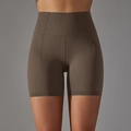 Détail macro du short de yoga taille haute avec tissu texturé en nid d'abeille - Café Foncé