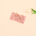 Detalle de diadema de nailon rosa para bebé con un gran lazo 3D de tejido suave elástico - Rosa Oscuro