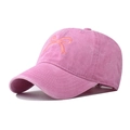 Detalle de gorra de algodón lavado rosa con bordado de lazo naranja y hebilla metálica - Ajustable / Lazo Rosa