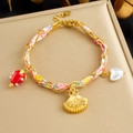 Bracciale in acciaio inossidabile dorato con seta floreale e ciondoli decorativi - Stile Perla Conchiglia Fragola (B1852)