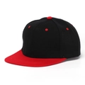 Casquette snapback classique noir et rouge avec visière plate vue de trois quarts - Noir/Rouge