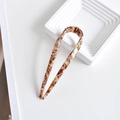 Horquilla minimalista en forma de U de acetato con patrón de carey en ámbar y marrón - Carey