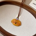 Collier pendentif chien teddy marron avec chapeau violet et cordon en cuir marron - Chien Violet